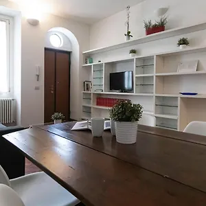 https://italianway-apartments-giulio-romano.italymilanhotels.net